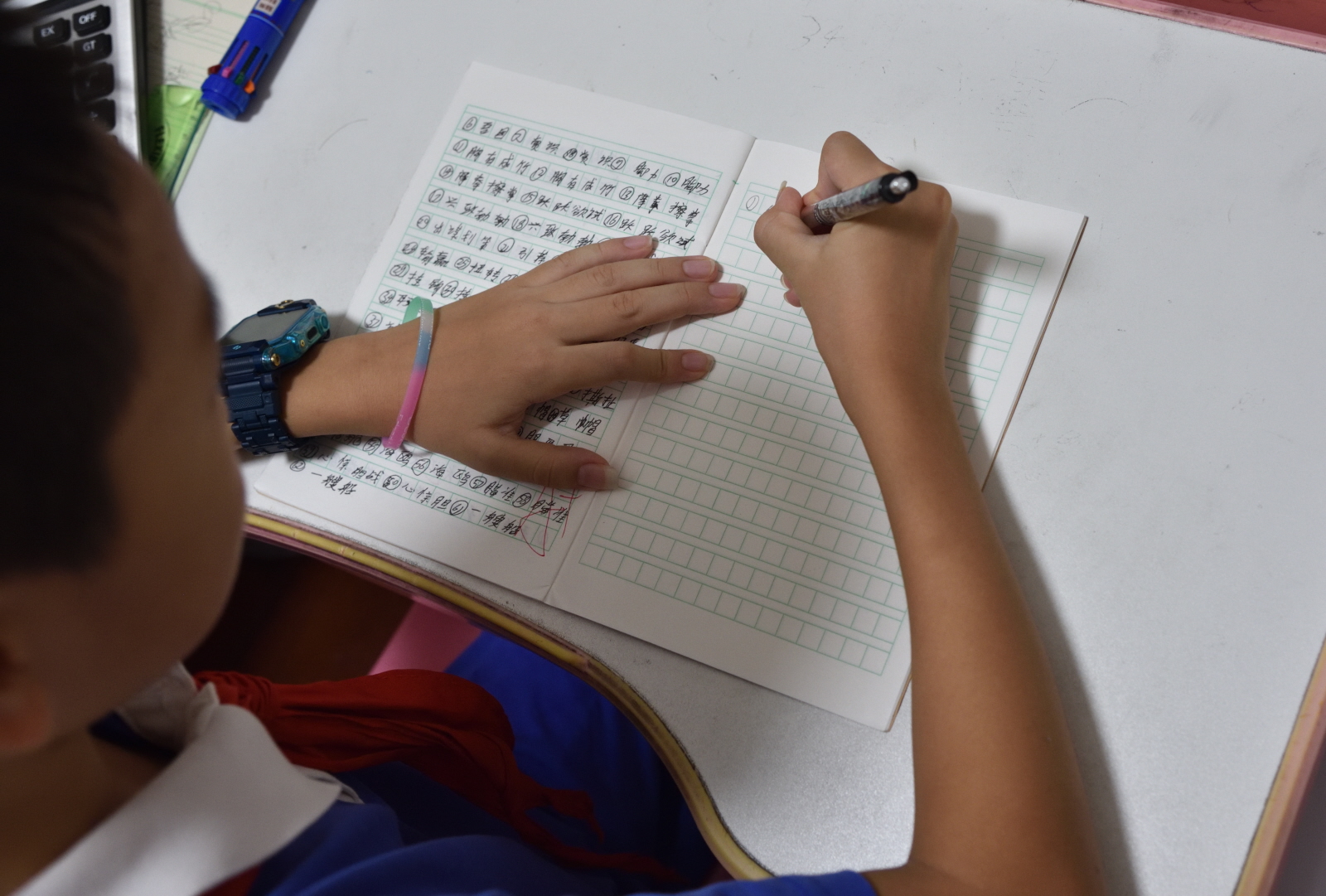 Lele odrabiający lekcje późno w nocy.