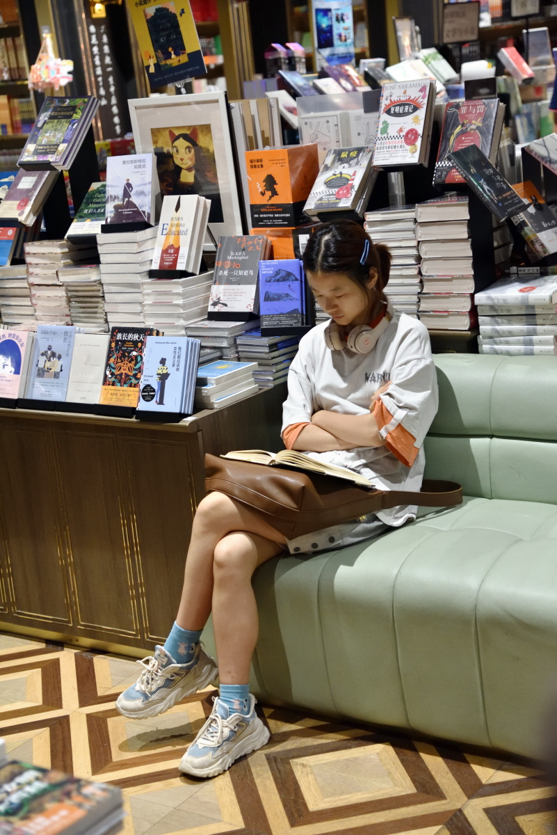 Czas wolny, uczennica w księgarni w Kantonie.