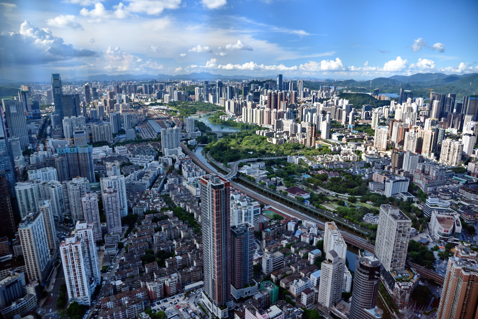 Shenzhen - ogromna, nowoczesna metropolia z nowoczesnymi szkołami..