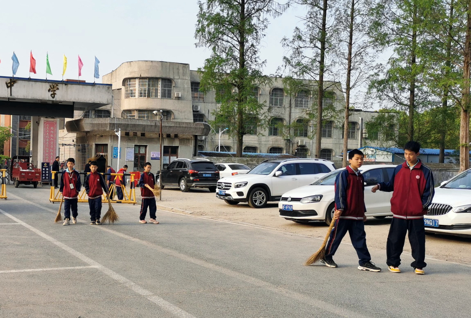 Uczniowie sprzątają teren szkoły w chińskiej prowincji Hunan.