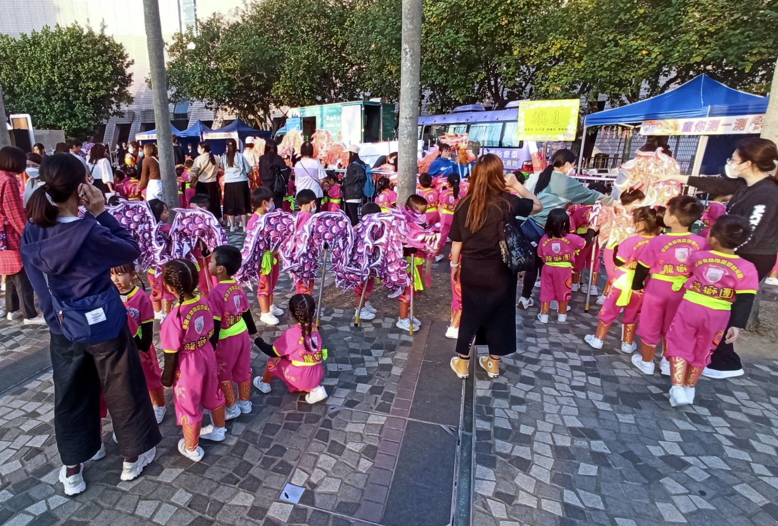Przedszkolaki ćwiczą taniec smoka w Hong Kongu.