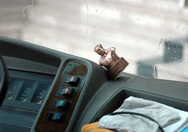 Mao - samochodowa maskotka