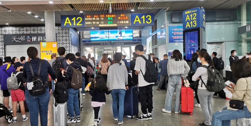 Wejście na peron - Guangzhou South Railway Station