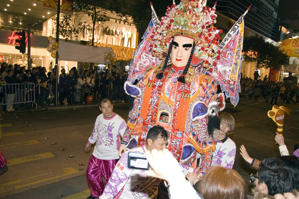 Kukły z parady w Hong Kongu